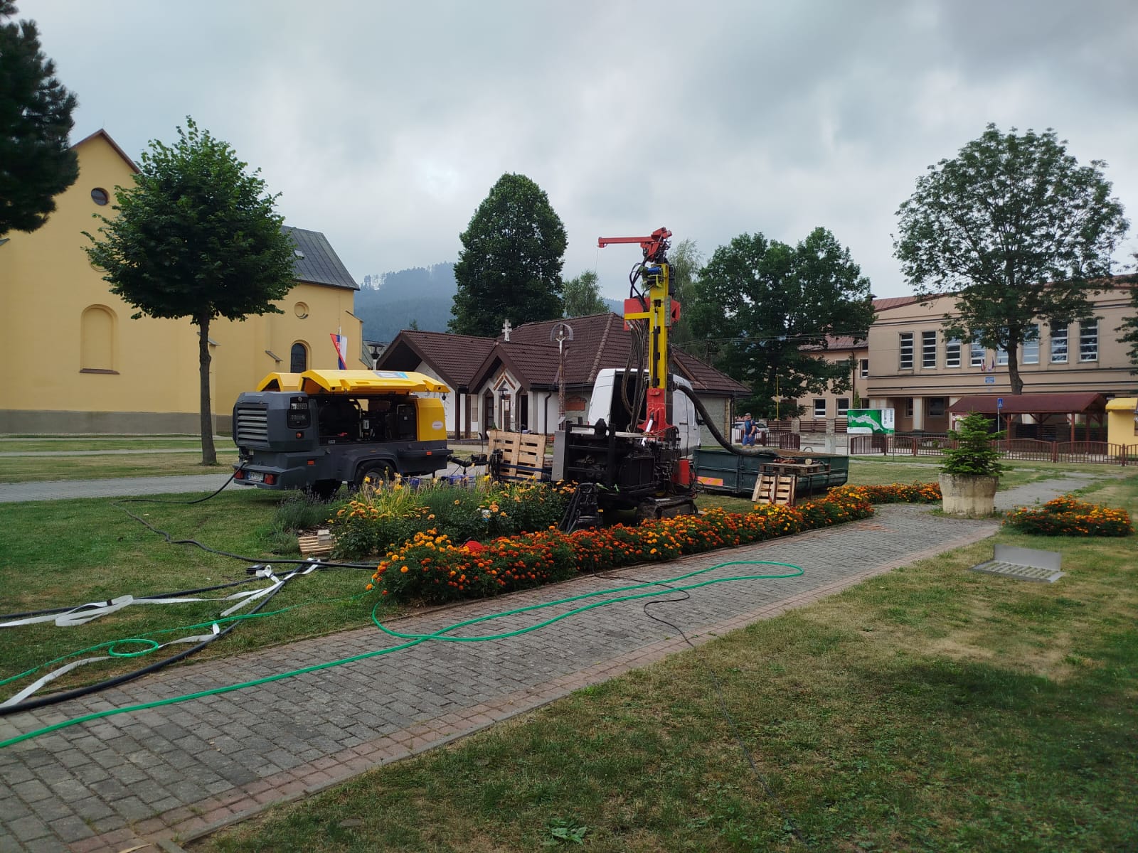 Vŕtacia súprava pri hĺbkovom vŕtaní v Rajeckej Lesnej