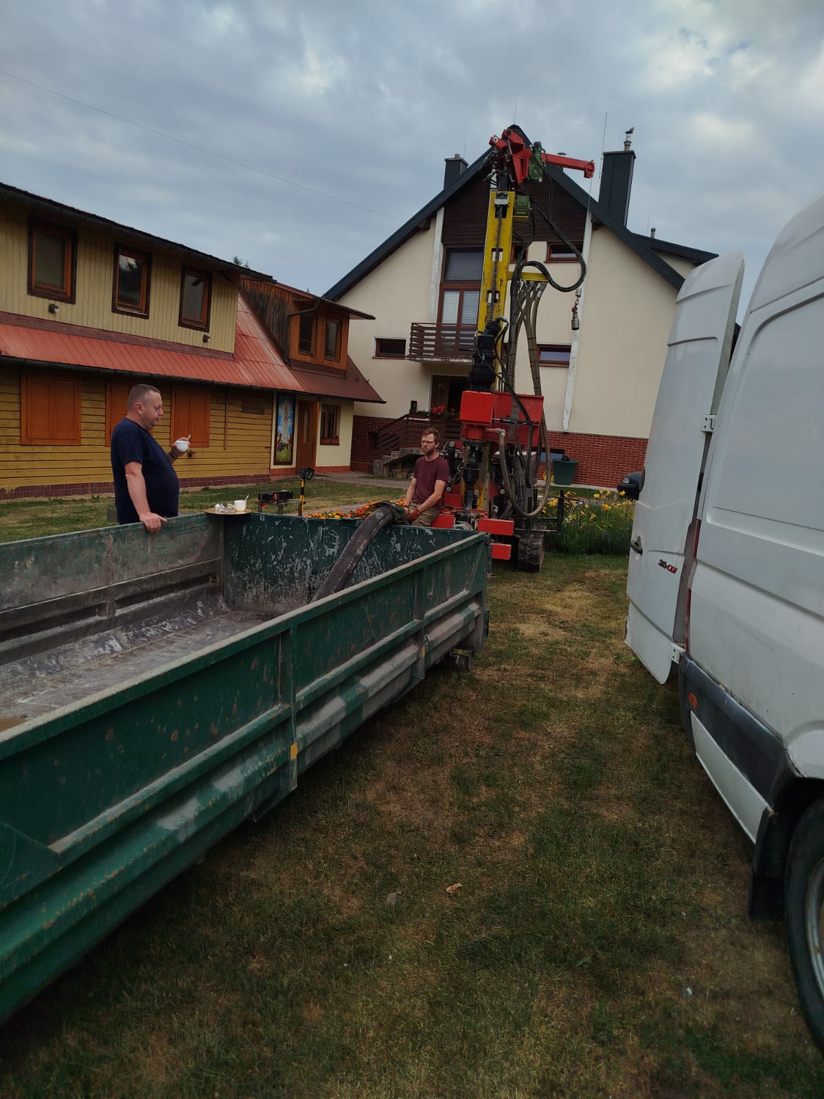 Vyvrtaný materiál je ukladaný priamo do kontajnera
